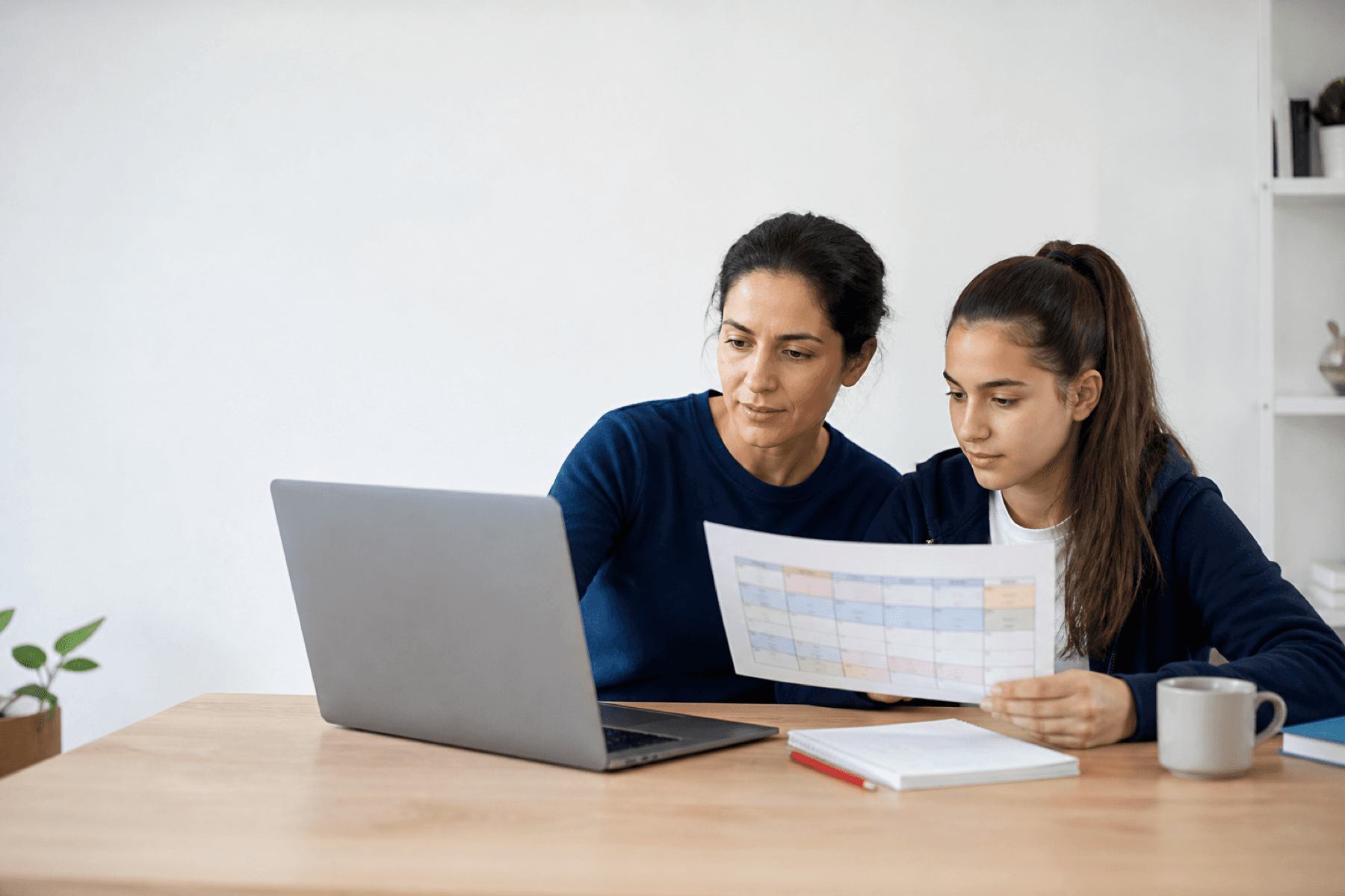 Eğitim programını birlikte değerlendiren veli ve öğrenci